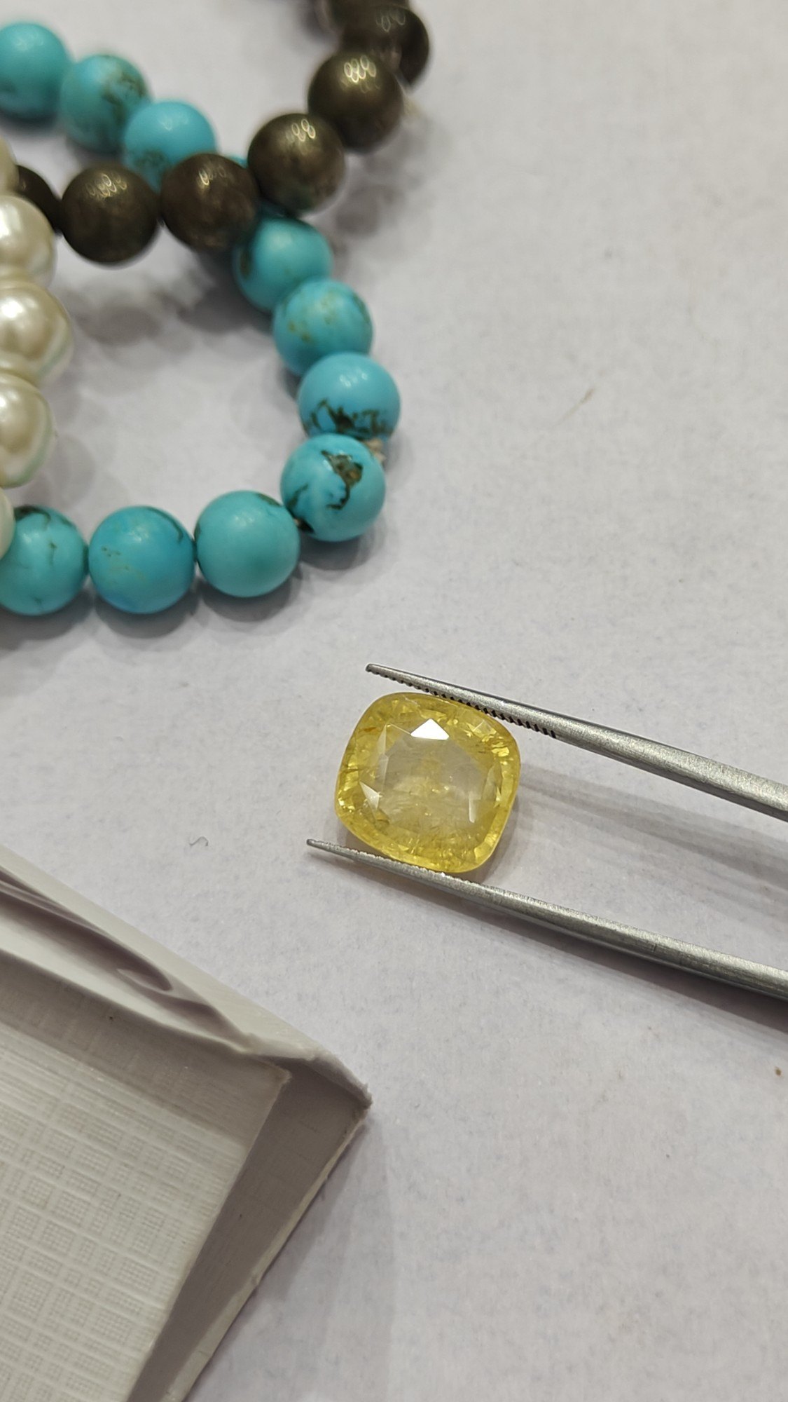 download (1) NATURAL YELLOW SAPPHIRE 10.40 CARATS (CYLONE SRI LANKA) - Image 1